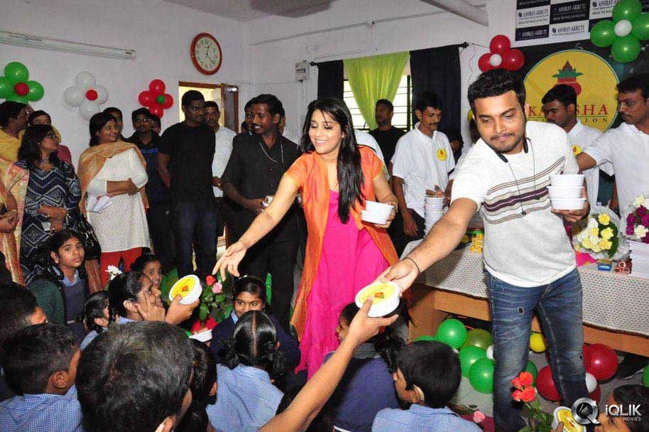 Rashmi-Goutham-And-Getup-Srinu-At-Akshara-Kalasha-Foundation